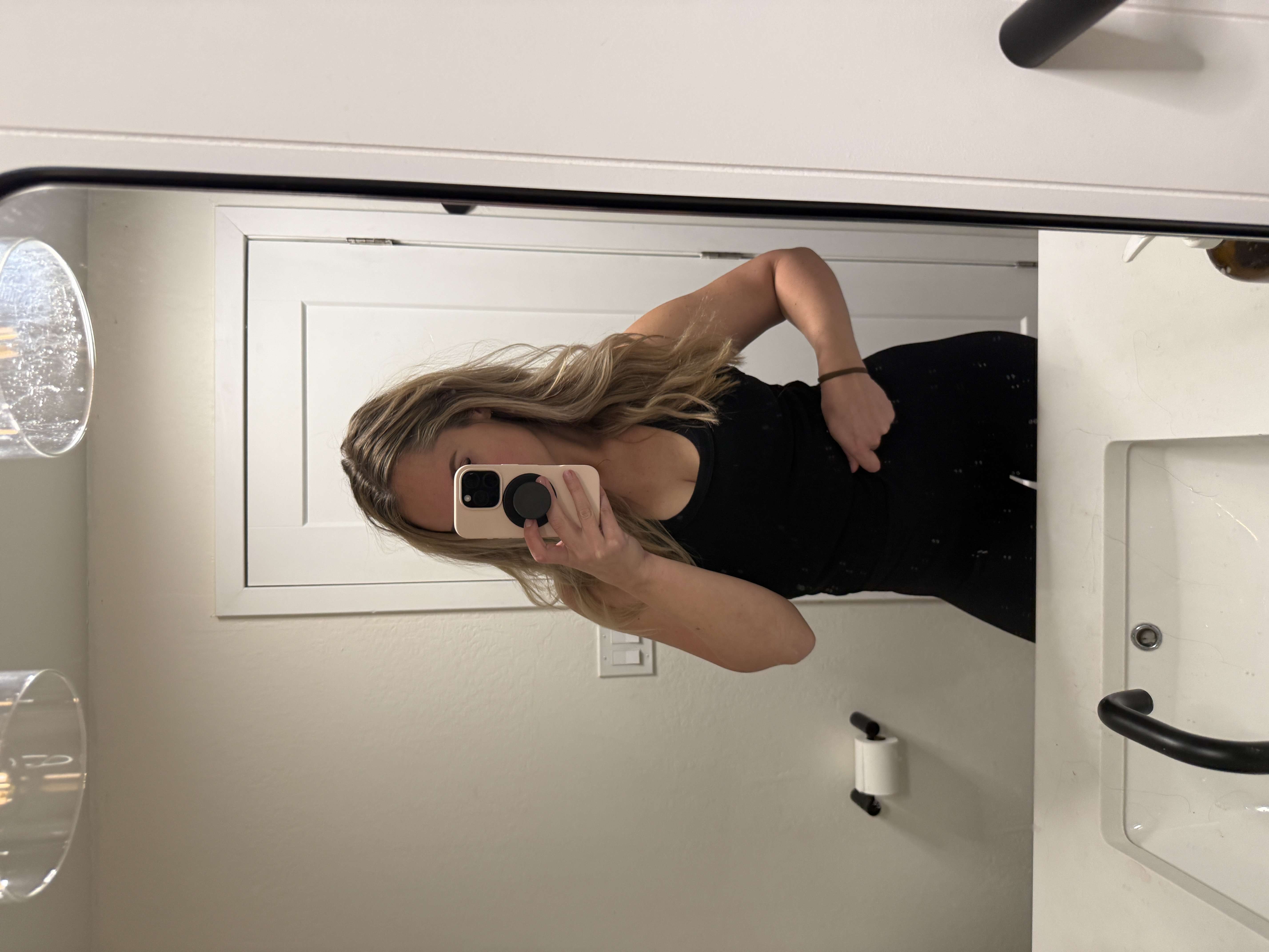 Looking for sum1 to keep me warm 🤑👅