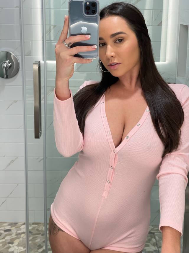 I’m the ultimate experience. 👑  / 🥂40/😈5'6 / 😽. / 🍃 C.  430 friendly Tell what happened in your last relationship..? my pics