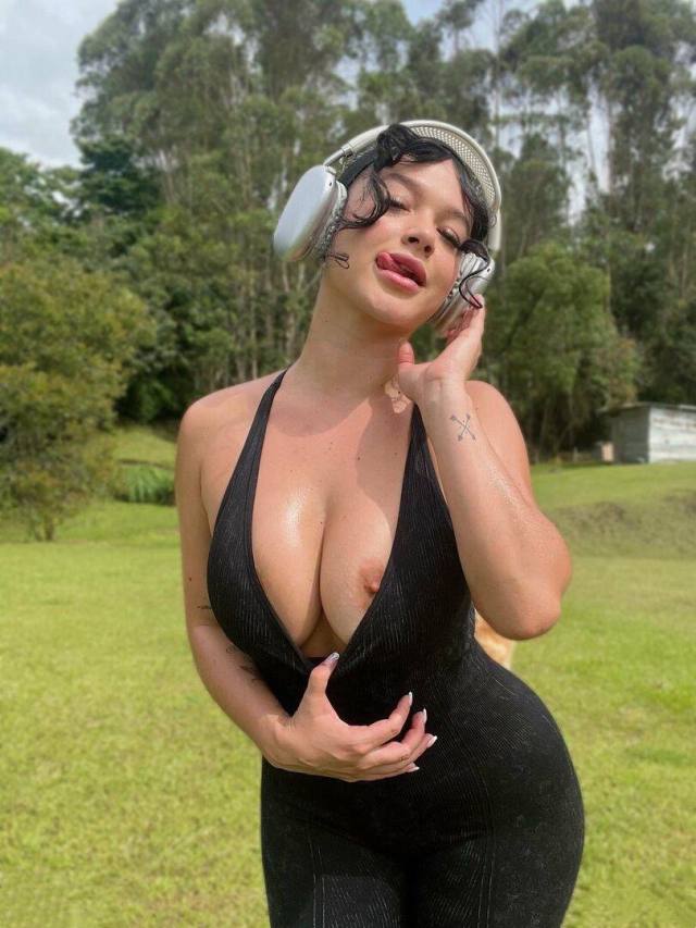 I AM DOWN FOR ALL KIND OF S E X HOOK-UP AND I NEED A GOOD D I C K INSIDE MY WET P U S S Y💦🍑🍆(i let you cum inside me)