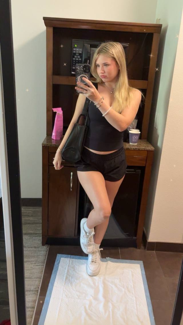 Hi it’s dove , I am down to fuck 🍑💦🍆. iMessage me 💬
