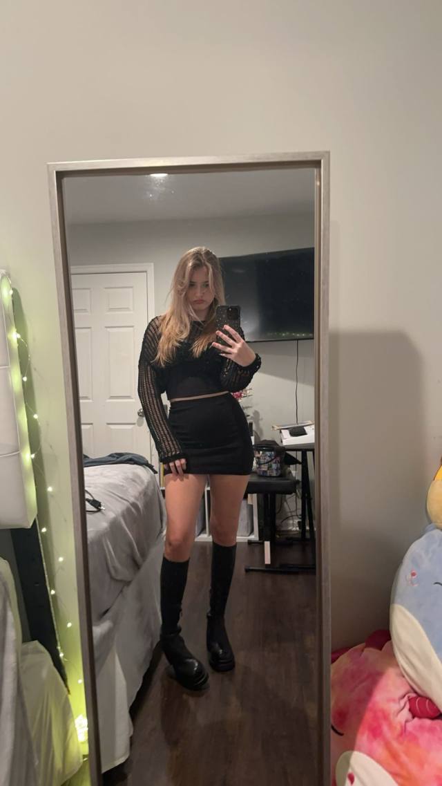 Hi it’s dove , I am down to fuck 🍑💦🍆. iMessage me 💬