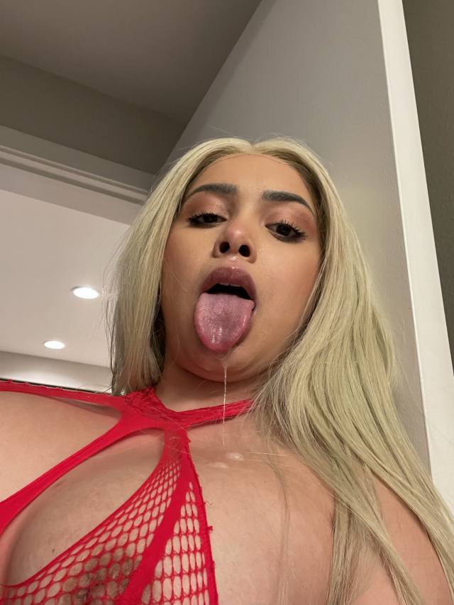ready to fill your wildest desires 🤫 Throat Goat 👅 Super Soaker Pussy 💦 Yes  You Can Slut Me Out 🙃 100% Real 💦 Fetish Friendl