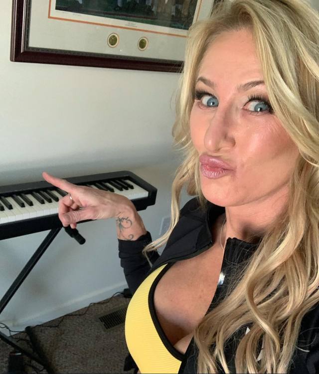 𝐯𝐞𝐫𝐢𝐟𝐢𝐞𝐝 ✔️™️®️ Private Indulgence with a Dangerous Twist Desire” Flawless Figure, Naughty Mind – What Are You Waiting For?