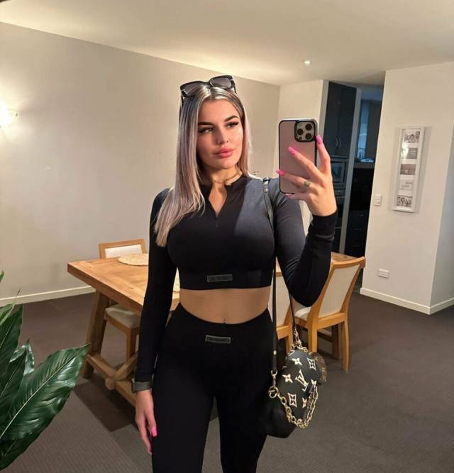 Check me out baby , I’m sexy and extremely naughty 🍑🍑😜😜