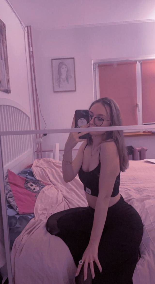 SO HORNY AND HIGH ON SNOW READY TO BE FUCKED AVAILABLE FOR HOOKUP AND BODY RUBS AND MOLLY PARTY ❄️ 🎉