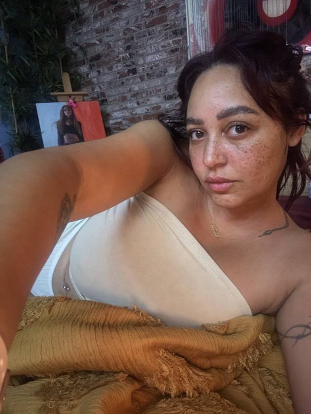 I do hookups and sexchats with nudes and videos