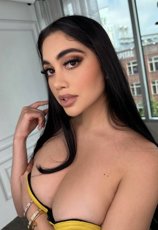 Hot Venezuelan I only accept cash my number +1 3122789376