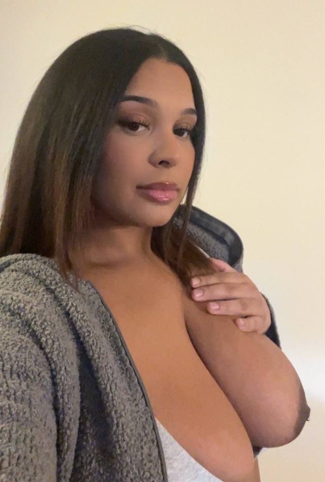 I’m a 27-year-old independent and mature masseuse who knows how to blend relaxation with intimacy. My touch is warm, soothing