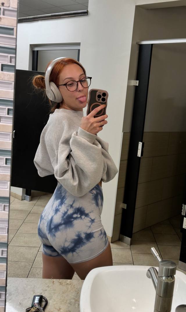 a 23-year-old independent and mature masseuse who knows how to blend relaxation with intimacy. My touch is warm, soothing, a