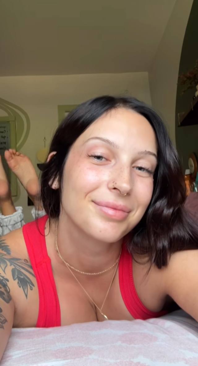 a 23-year-old independent and mature masseuse who knows how to blend relaxation with intimacy. My touch is warm, soothing, a