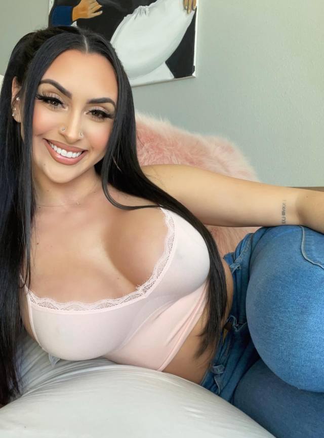 Hi sweetie A professional massage therapist with 4 years experience. Available for all type of massage,both your place and my