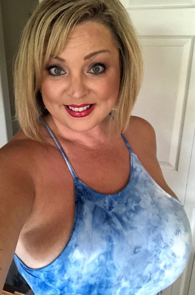 Sexy 50 years old Lady....I PROVIDE AN ALTERNATIVE TO ASIAN SPAS, BODY RUBS OR TRADITIONAL MASSAGE CHAINS. I DO MASSAGE