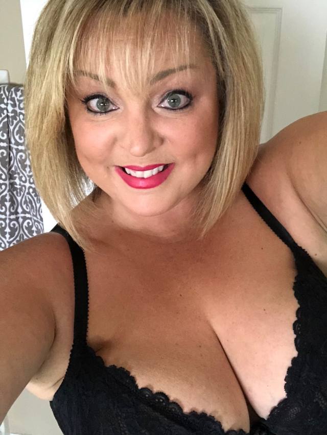 Sexy 50 years old Lady....I PROVIDE AN ALTERNATIVE TO ASIAN SPAS, BODY RUBS OR TRADITIONAL MASSAGE CHAINS. I DO MASSAGE