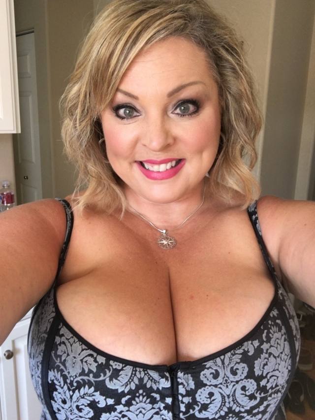 Sexy 50 years old Lady....I PROVIDE AN ALTERNATIVE TO ASIAN SPAS, BODY RUBS OR TRADITIONAL MASSAGE CHAINS. I DO MASSAGE
