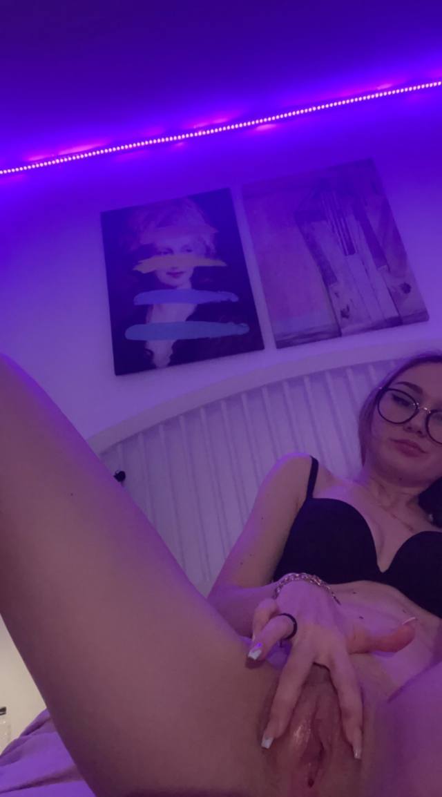 DM me to brighten your day 🍑👅👅👅💦