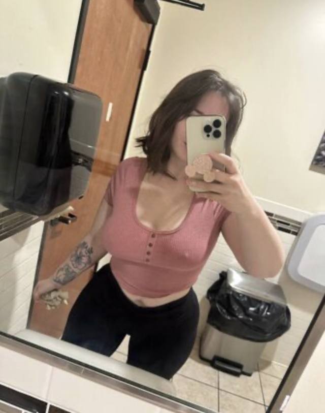 SEXY SINGLE MOM AVAILABLE FOR MEET AND FUCK AS LONG AS YOU KNOW HOW TO USE YOUR DIVK🍆🍑💦