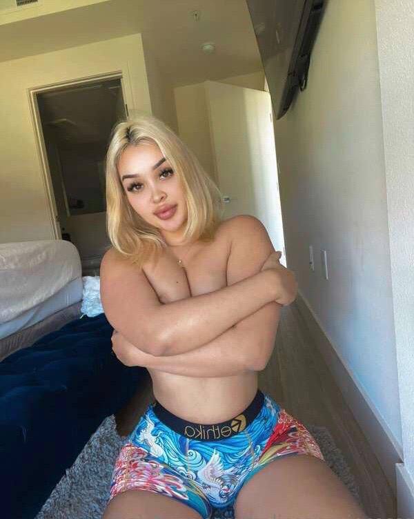🍑hello i’m in town looking to have an amazing experience 💧💦🥰 i can fulfill your fantas