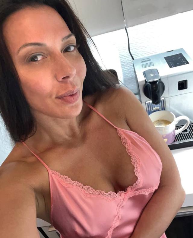 I’m available for hookup if you pay for it I’ll give you a good price for it 💋💋