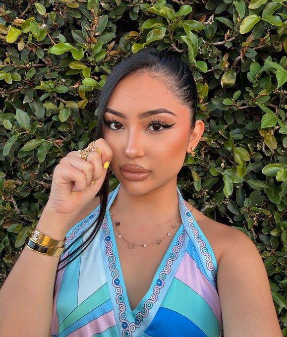 IF YOU’RE GENUINE AND LOOKING TO CONNECT, SEND ME A MESSAGE I’D LOVE TO CHAT