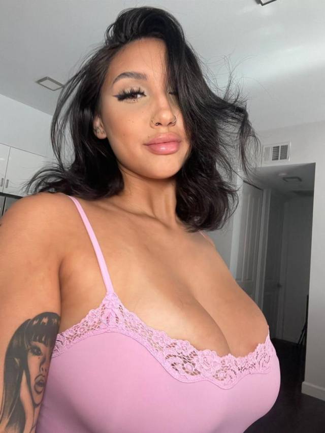 HEY BABES 💕!!! WELCOME TO LISA’S WORLD 💆‍♀️✨INDULGE IN A LOVING, SENSUAL NURU MASSAGE FILLED WITH WARMTH, INTIMACY, AND A SWE