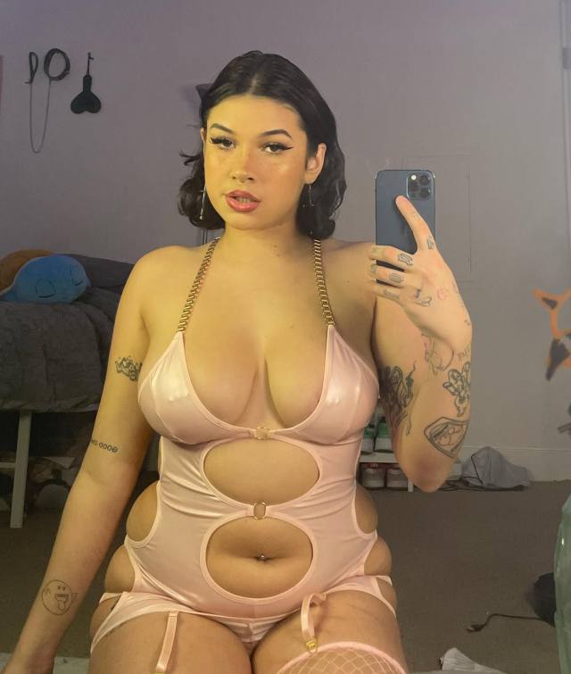 i’m very much available for Hookup, i Sell all kinds of Drugs and Weed!I