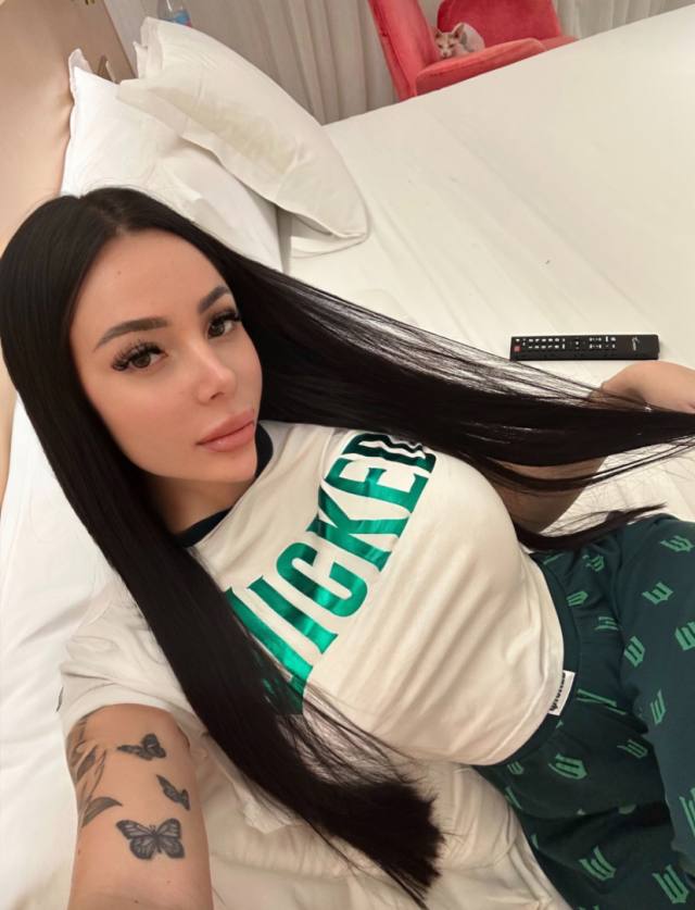 Check me out baby, I’m sexy and extremely naughty 🍑🍑😜😜