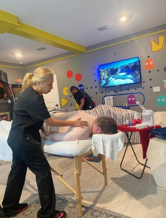 NAKED GREASE MASSAGE STUDIO 💆/escort booking 🍆💦🌝😘