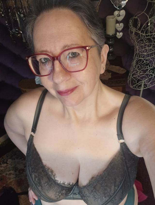 I NEED A MATURE MARRIED MAN TO FEEL ME UP LIKE A SLUT AT THE PROM