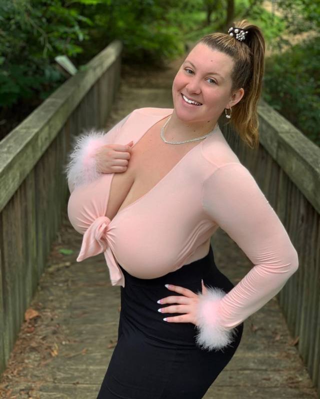 I’m Anita single lady experience with pampering, passion and prolonged pleasure like no other. I welcome you to indulge in my