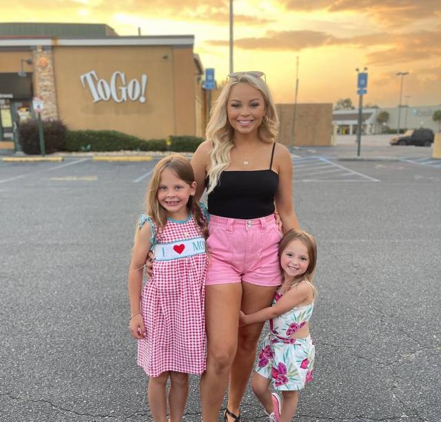 I’m Married With 2 Kids & My Husband Went For A Business Trip & I Need A Man To Come Fuck Me While Husband Traveled