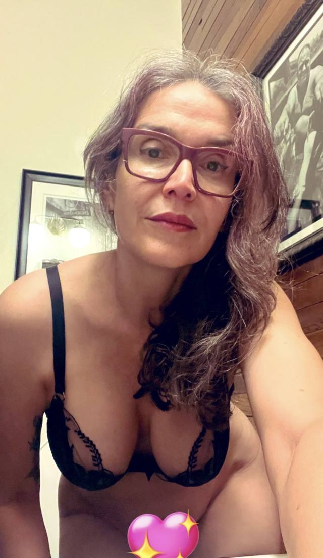 𝐯𝐞𝐫𝐢𝐟𝐢𝐞𝐝 ✔️™️®️ 48 YEARS OLD PROFESSIONAL, MATURE MASSEUSE, I OFFER MILKY TABLE MASSAGE\HAPPY ENDING TO YOUR to ur satisfacti