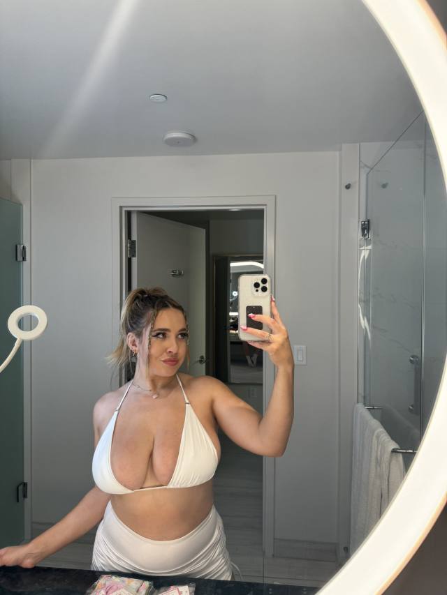 I’M REBECCA I GUESS YOU NEED A SWEET WOMAN WITH CLEAN PUSSY AND TITS💋420 FRIENDLY 💝,READY TO FUCK HARDER . I’M REB BECCA POSS
