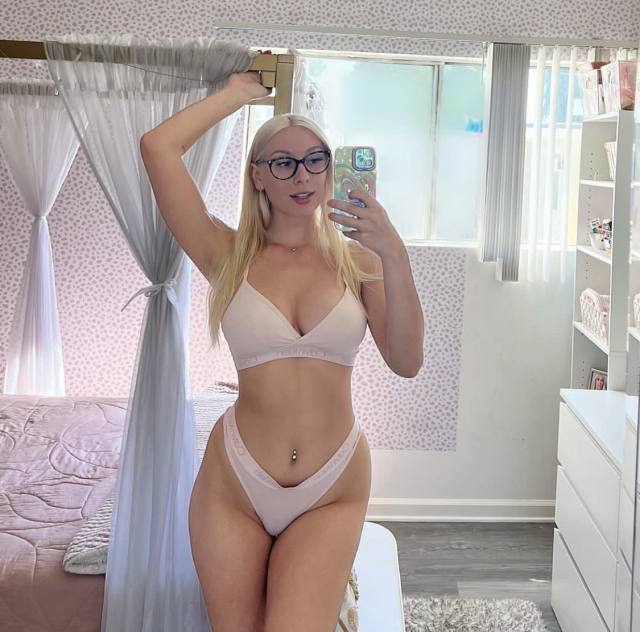 Filthy blonde 👱‍♀️ cumslut looking for load 🍆in every fucking hole tonight.Come stretch 💦me out and dump your cum👅 wherever y