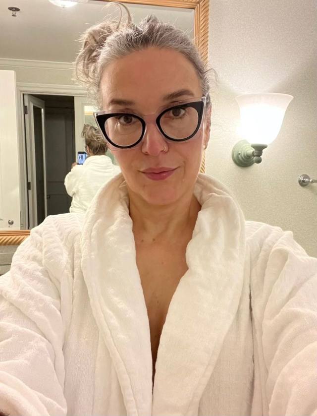 Hello, my name is Sarah. I am a certified, independent massage therapist specializing in relaxing and therapeutic full-body t