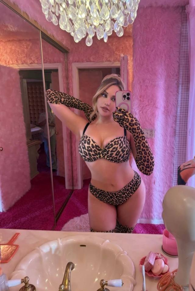 I'm available for female escort, hookup and massage