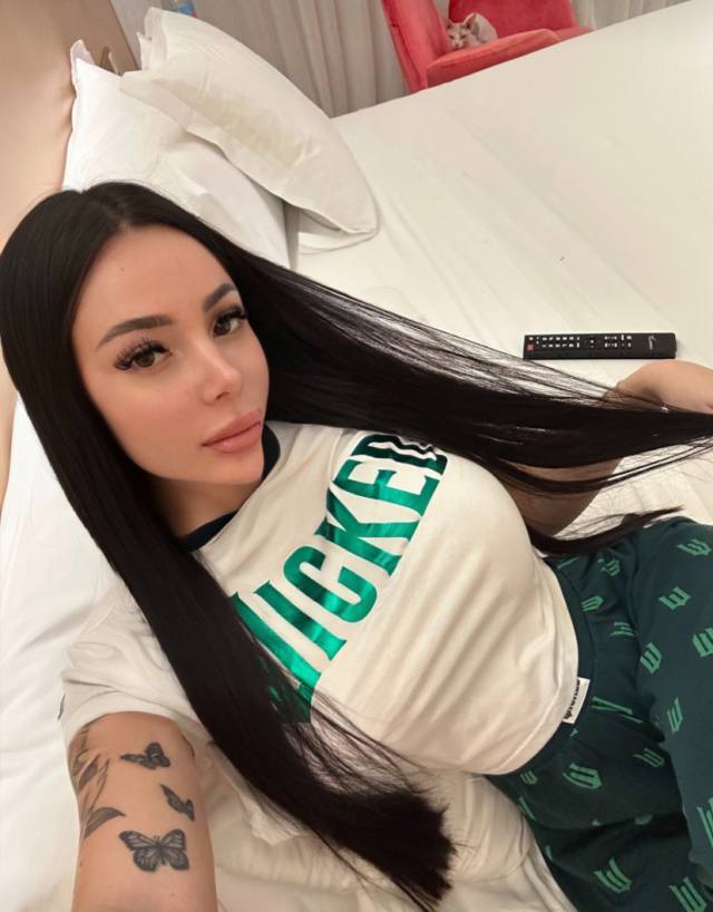Check me out baby, I’m sexy and extremely naughty 😜😜🍑🍑