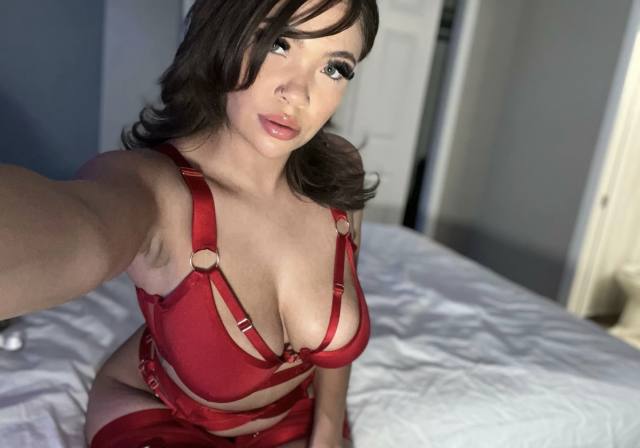 Hot sexy juicy pussy British girl available for fun