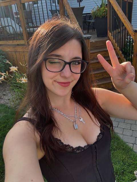 I’M CHRISTIANA I'MHORNY AND READY TO FVCK 🍑 🍆 💦.