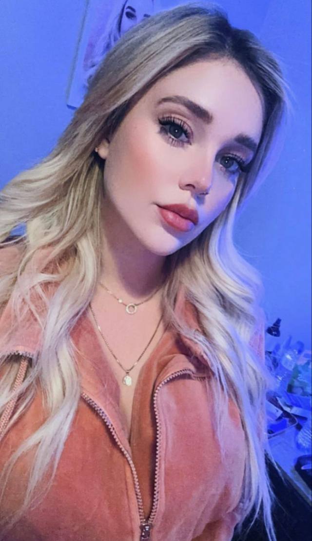 Have a Taste 👅 of my honey pussy 💦💧,I’m dripping 💦