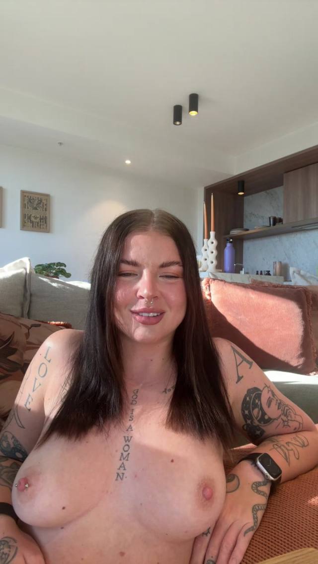 I’m available for hook up 🥰🥰