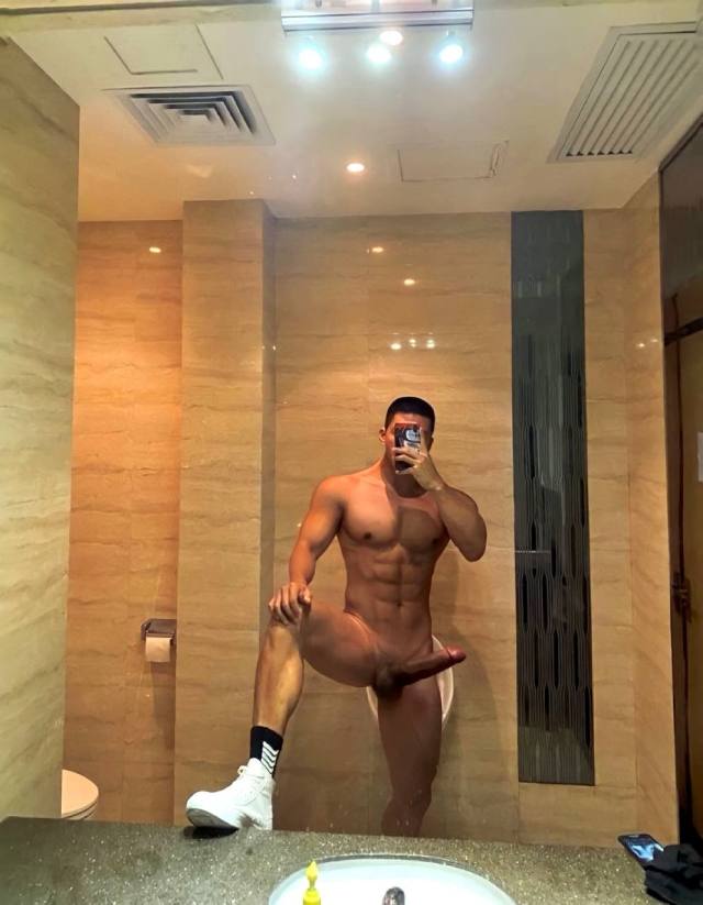 Hey Guys I’m 10.5 inch in town here to fufill your fantasy. I do Facetime fun and video Sell