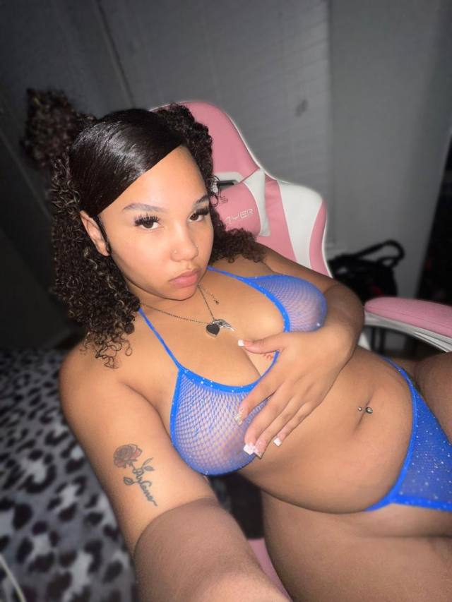 I’M VERY MUCH AVAILABLE FOR HOOKUP. I DO MEETUPS , MASSAGES , 420 FRIENDLY AND I ALSO LIKE TO PARTY