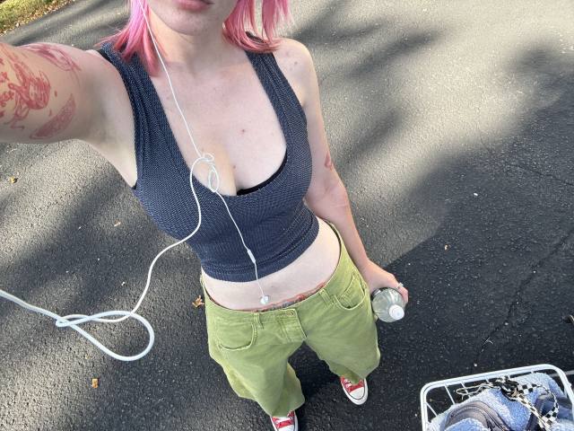 Hey 👋 it’s your girl pinky 🌸. I am down to fuck 🍆💦🍑