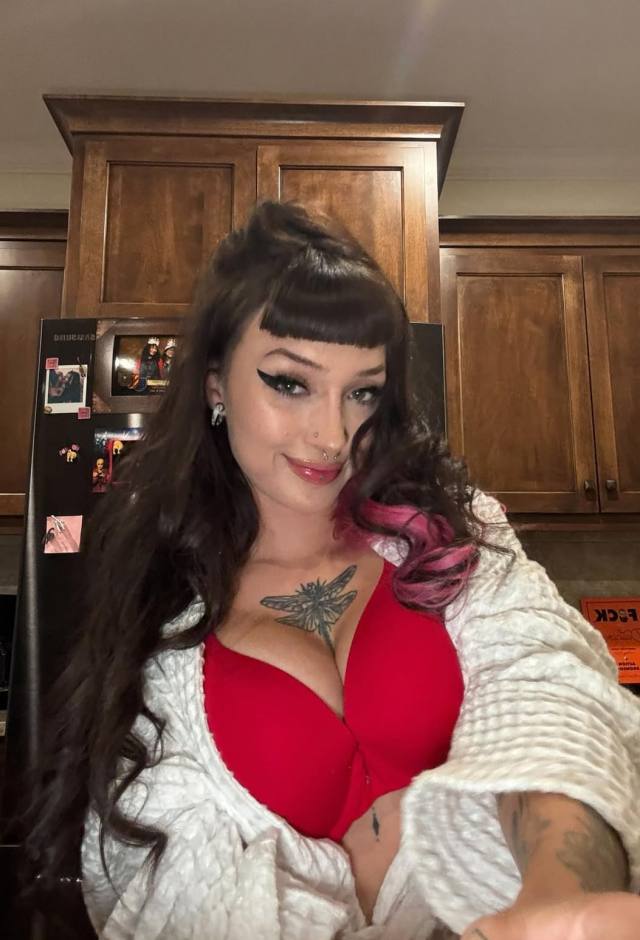 I’M VERY MUCH AVAILABLE TONIGHT FOR HOOKUP. I DO MEETUPS , MASSAGES , SELL KINDS OF DRUGS, PILLS AND WEED!!!