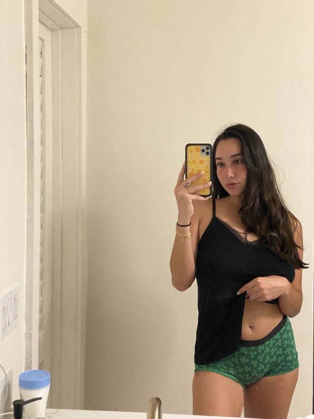NO PAYMENT REQUIRED-SEXY SINGLE MOM AND LOOKING TO HAVE FUN I'm a sexy mom of two kids. A single mom and I'm very horny🍑🍑💦