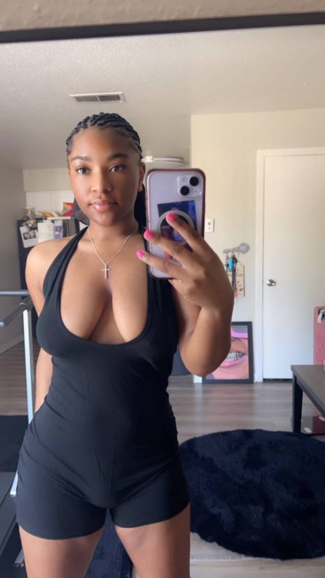 Hi 👋, im 24Yrs, I’m available for a relaxing & professional hookup sex & massage service with a complete focus on full satisf