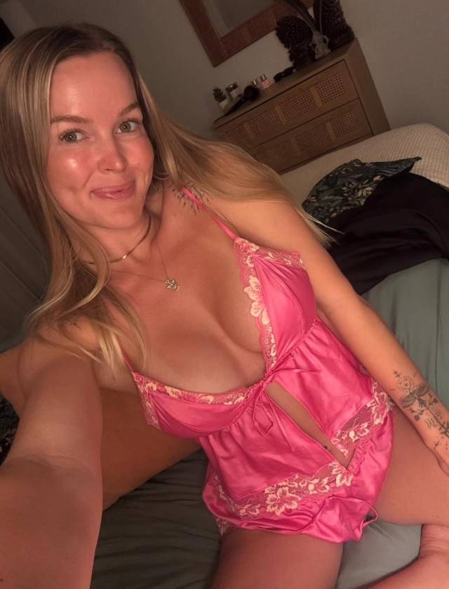 im a 24-year-old independent and mature masseuse who knows how to blend relaxation with intimacy. My touch is warm, soothing,