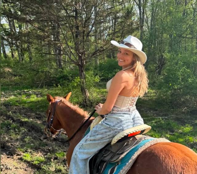 I’m available for both incall and outcall services Text 5855766974