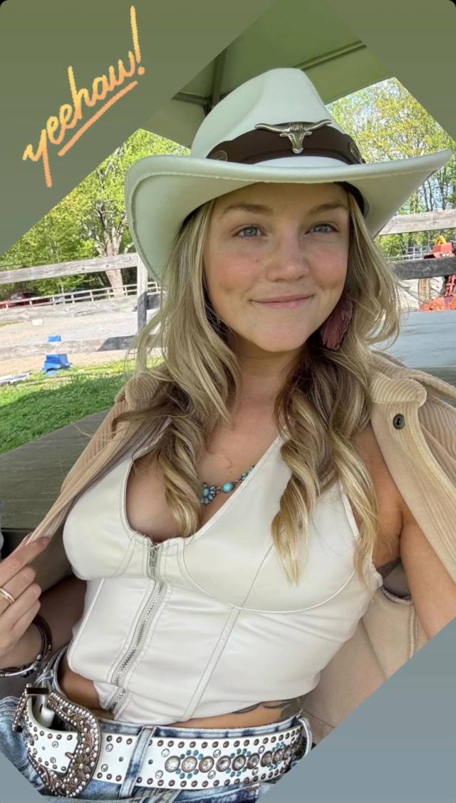 I’m available for both incall and outcall services Text 5855766974