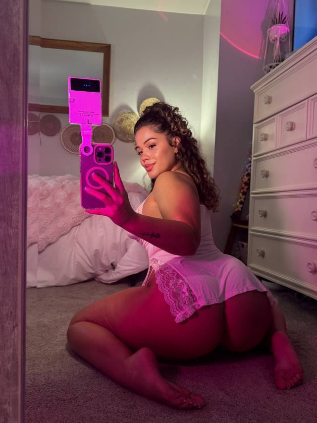 I’m available for hookup and massage Incall outcall 🍑